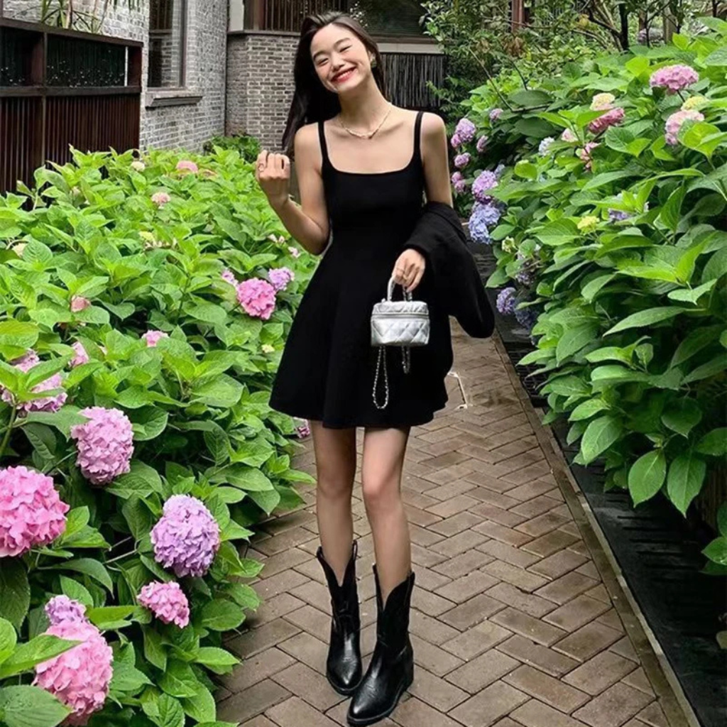 Robe Noire à Bretelles Fines